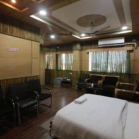 Hotel Himalaya 아가르탈라 외부 사진