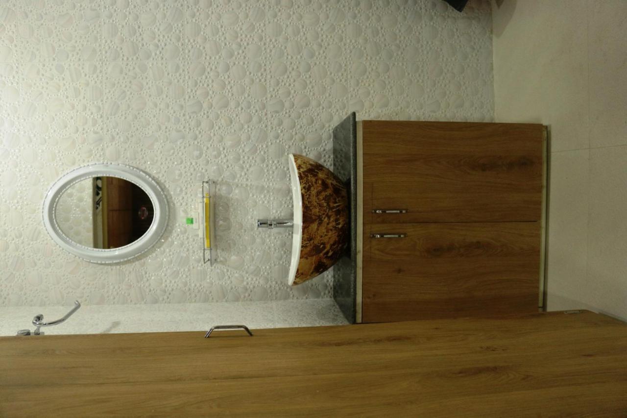 Hotel Himalaya 아가르탈라 외부 사진