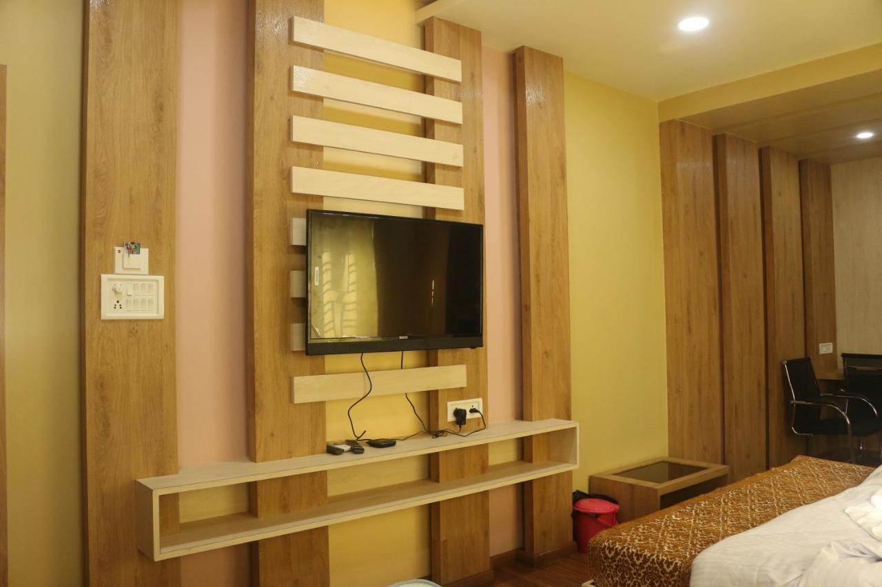 Hotel Himalaya 아가르탈라 외부 사진