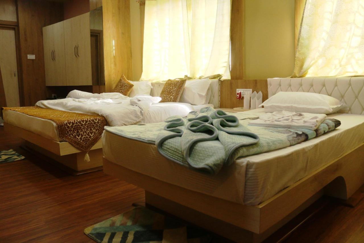Hotel Himalaya 아가르탈라 외부 사진