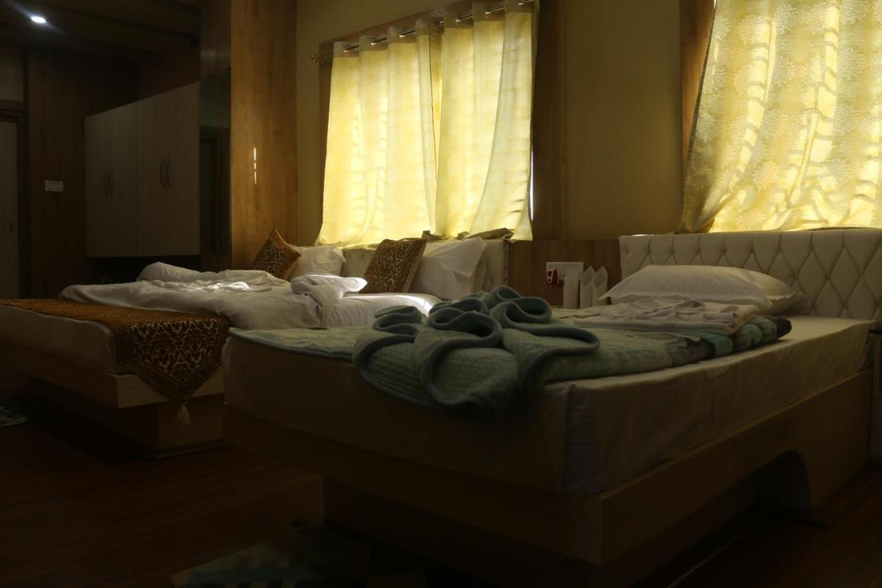 Hotel Himalaya 아가르탈라 외부 사진