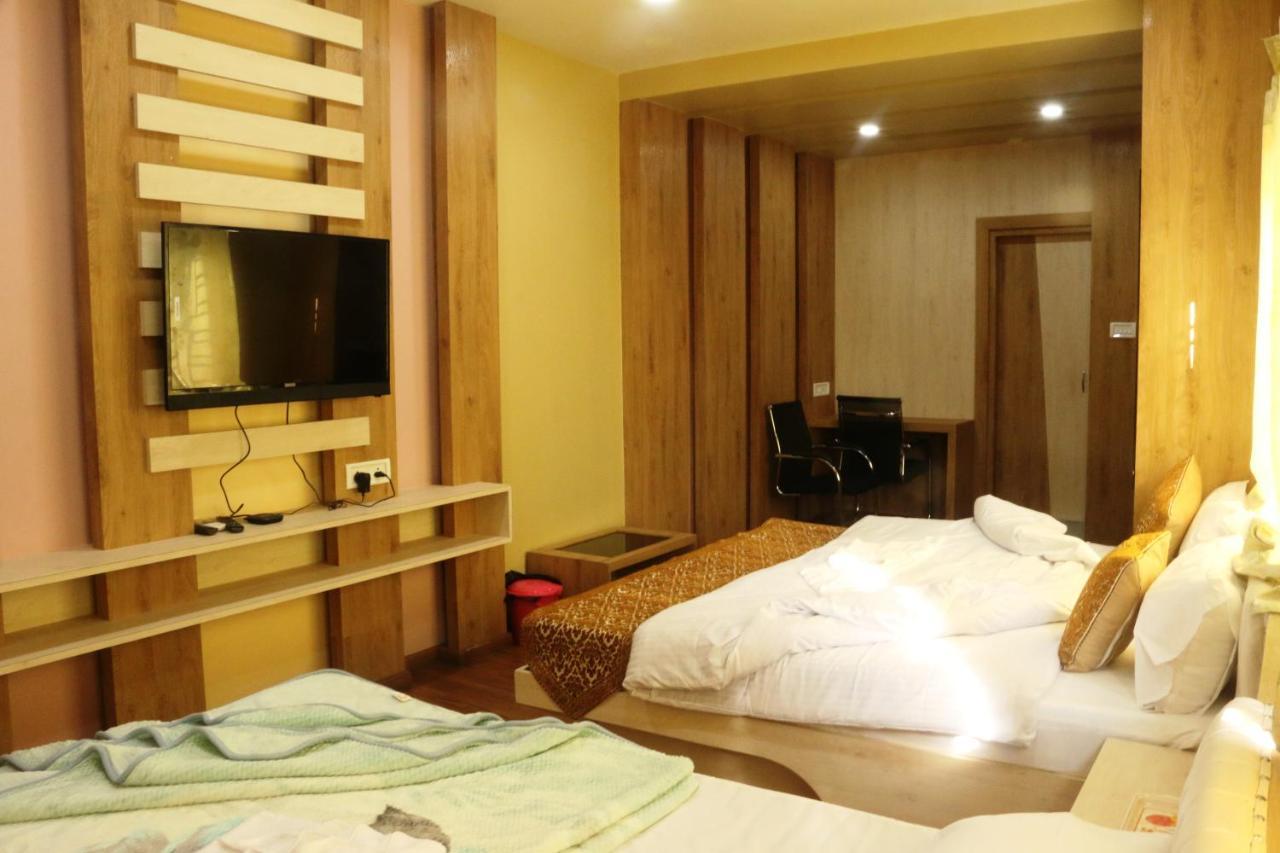 Hotel Himalaya 아가르탈라 외부 사진