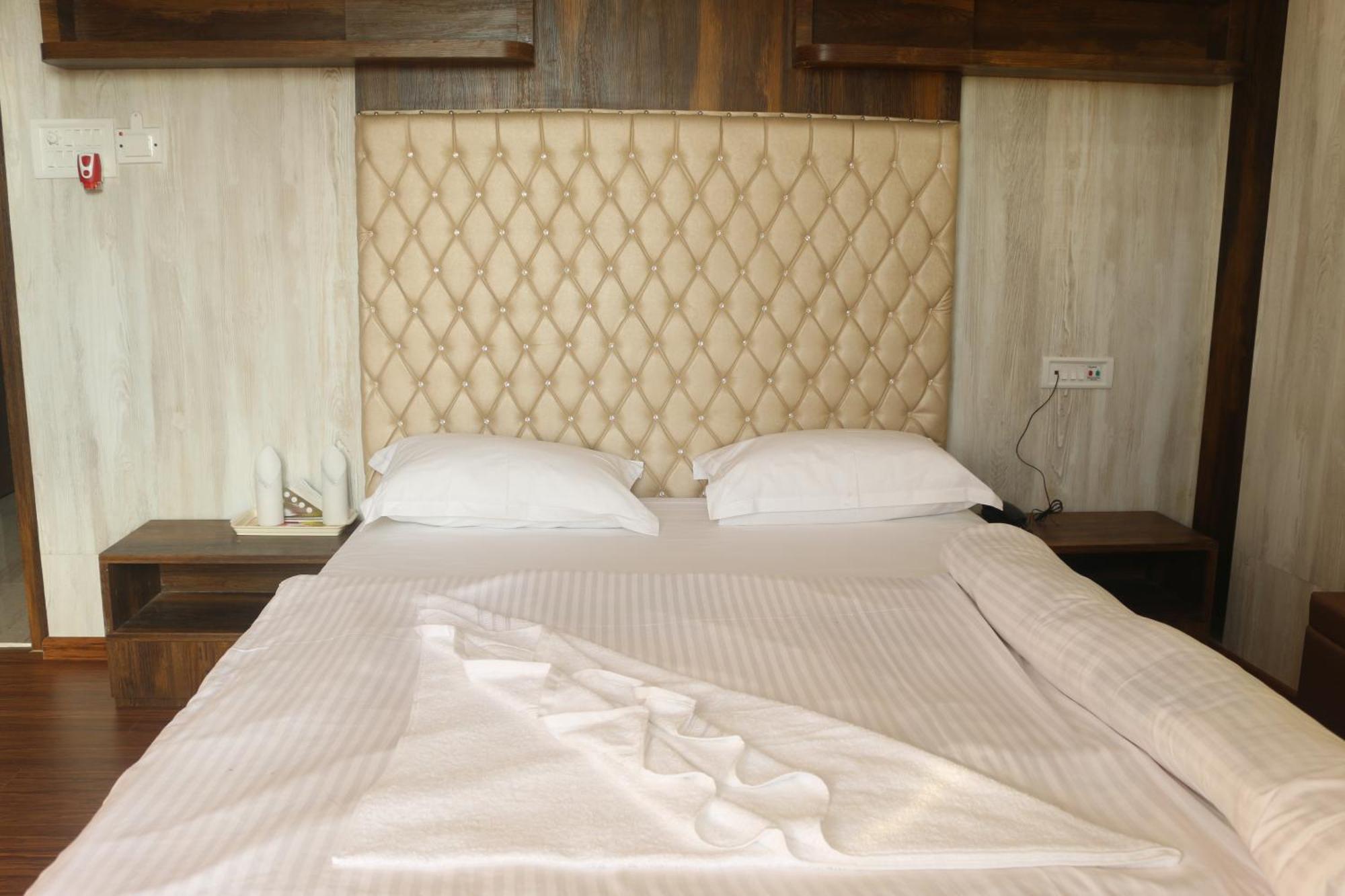 Hotel Himalaya 아가르탈라 외부 사진