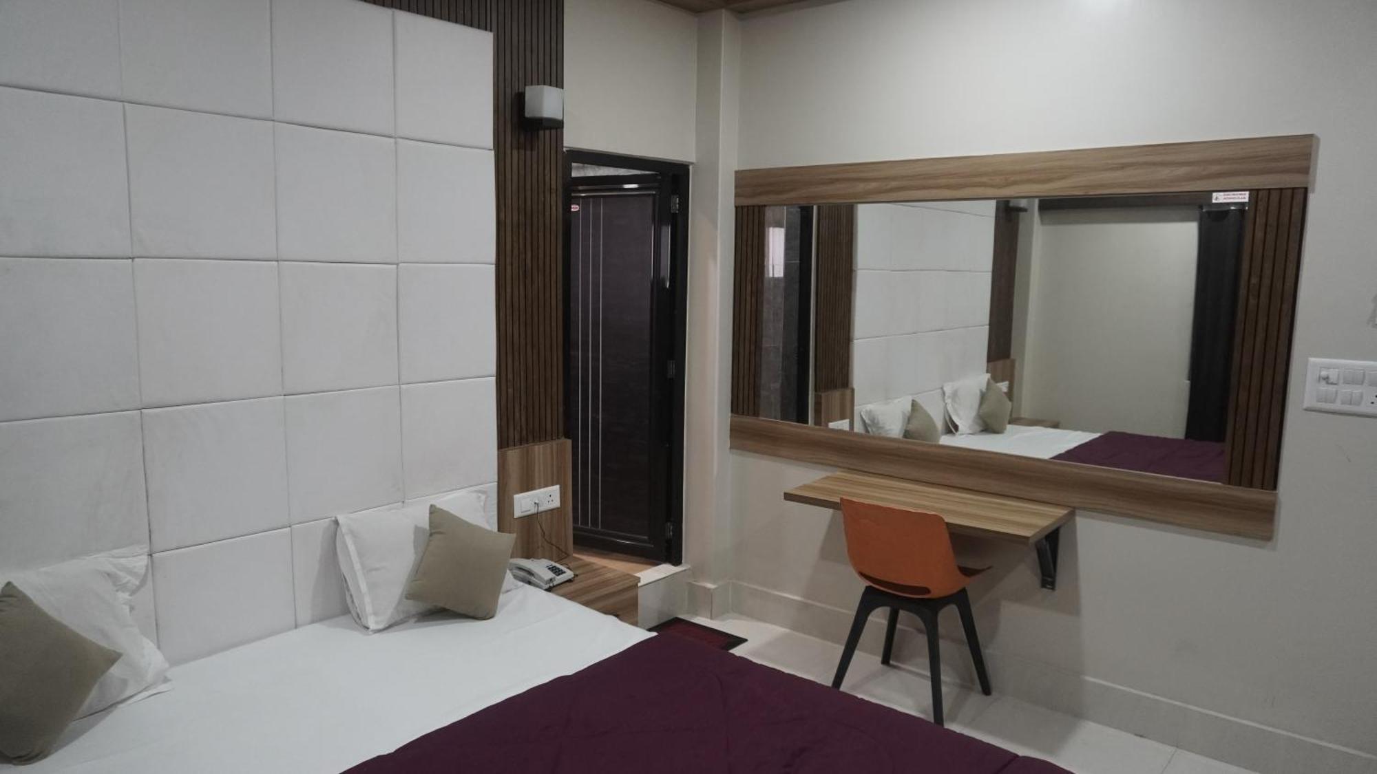 Hotel Himalaya 아가르탈라 외부 사진