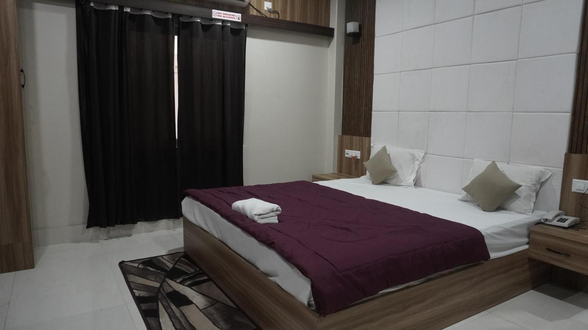 Hotel Himalaya 아가르탈라 외부 사진