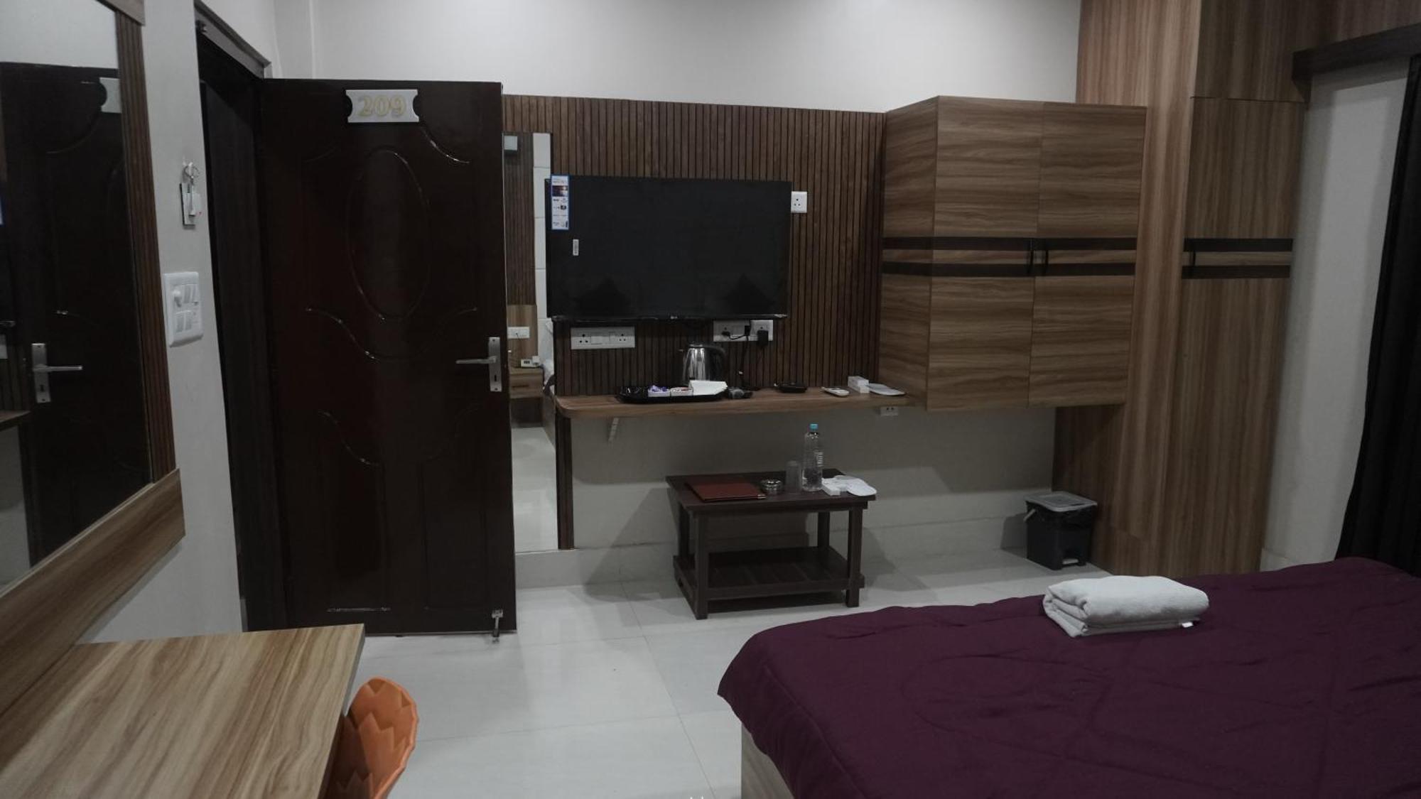 Hotel Himalaya 아가르탈라 외부 사진