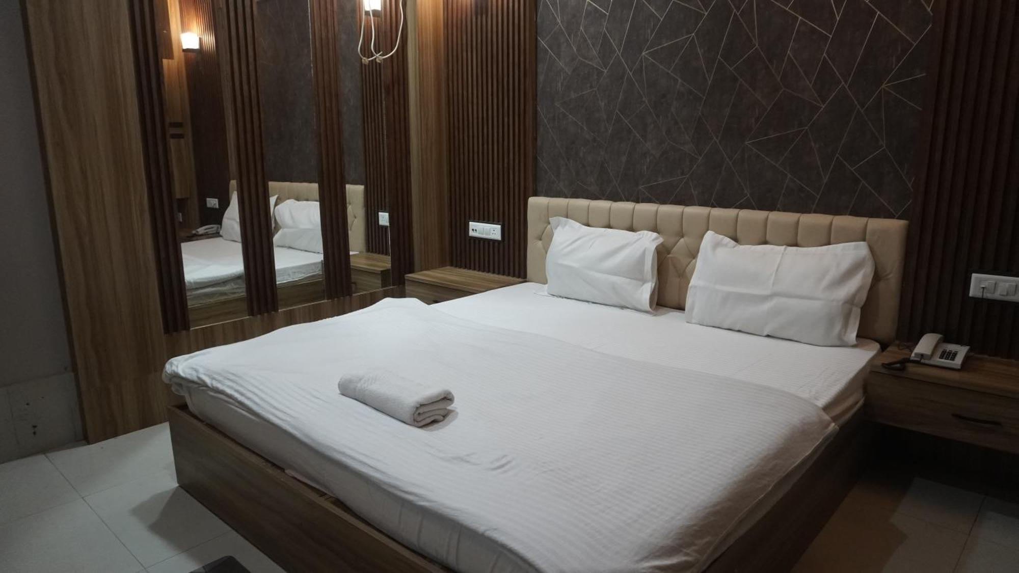 Hotel Himalaya 아가르탈라 외부 사진